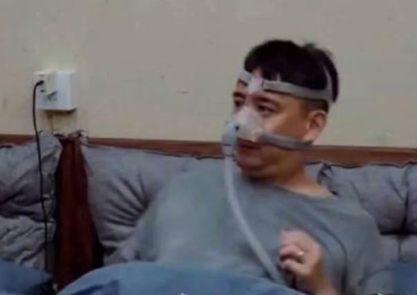 黄磊竟被“打呼”逼上绝路？你敢信吗？黄磊睡觉居然要戴呼吸机！最近他在综艺里这