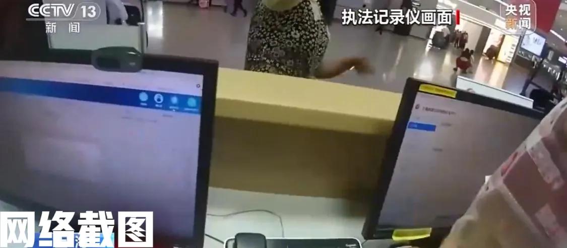 上海虹桥站有女子去卫生间。在卫生间内女子无意看到墙边挂有一袋子，不由拿起一看