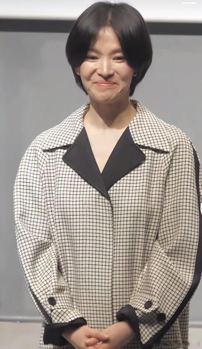 宋慧乔还是留长发吧，短发太有年龄感了，第一次觉得她不好看