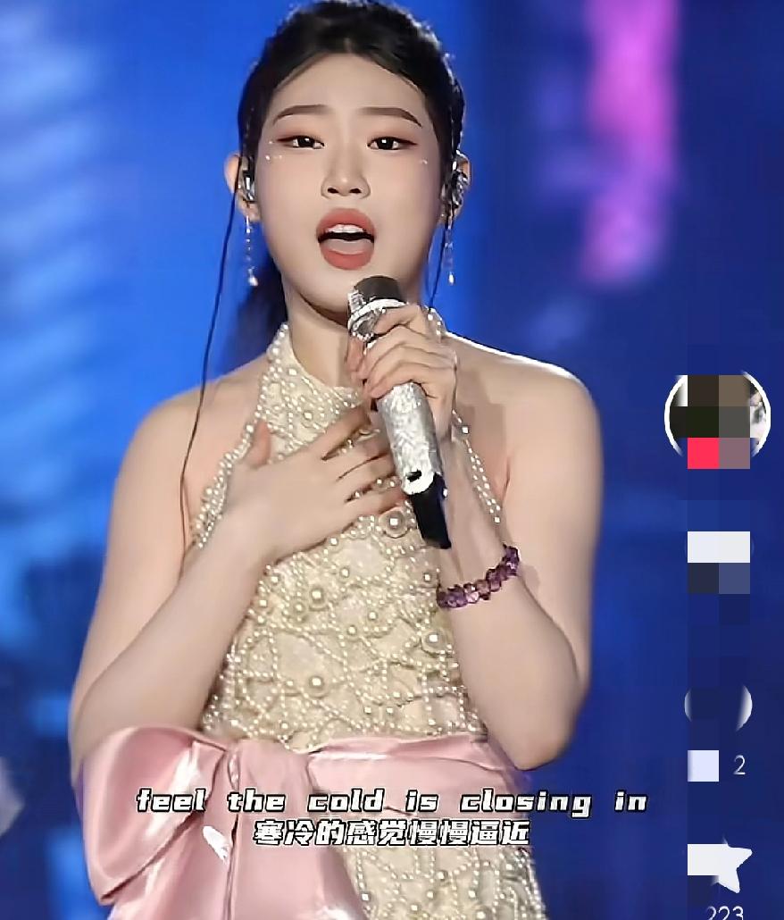 到底是过度吹捧还是我们就喜欢这一挂刷到小沈阳女儿,穿高定配牛仔裤被嘲,评论区