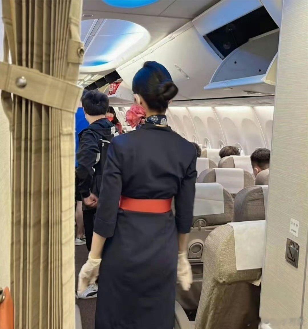 空姐拍照，曝光乘客的不文明行为。不懂就问，飞机上卫生都是空姐打扫吗？​