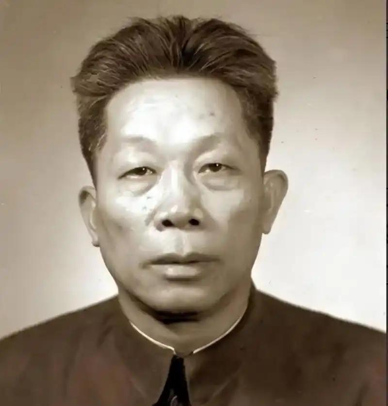 1957年他被撤职，当处分决定送到中央毛主席大怒：他对党是有功的。195