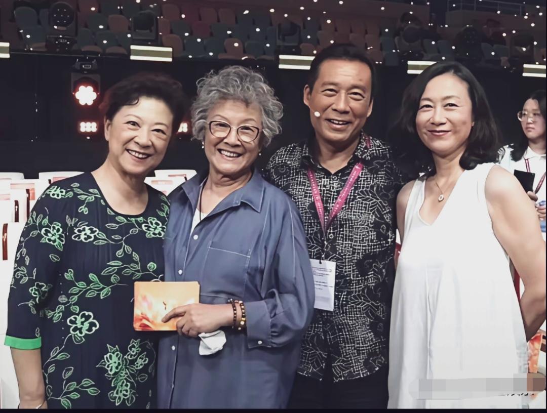 宋春丽一头灰白卷发，特别有气质。王馥荔老师更显年轻！
