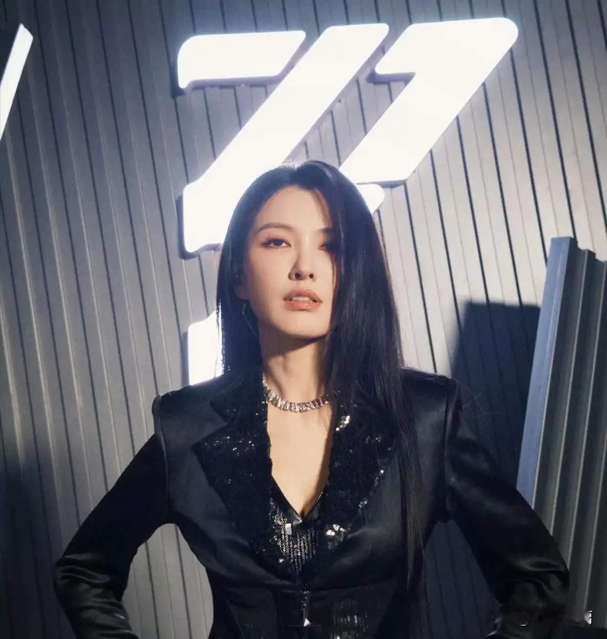 47岁演员徐洁儿近日公开，自己早已结婚，还养育了两个孩子，消息一出引发网友热议。