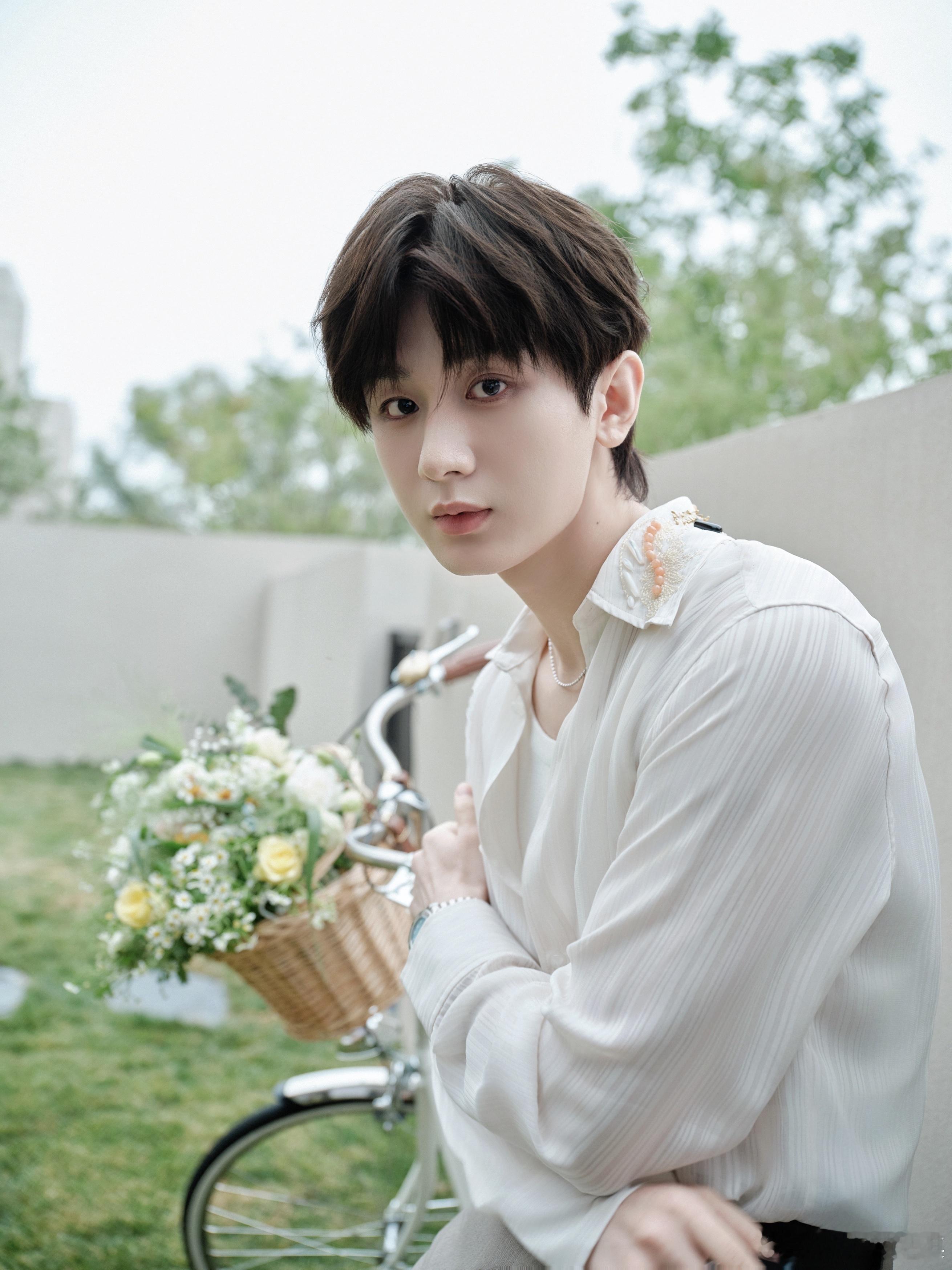 成毅天地剑心cy成毅王权富贵天光泻入林间，露珠落成银线。掠过稻田，抖落曦雾。早安