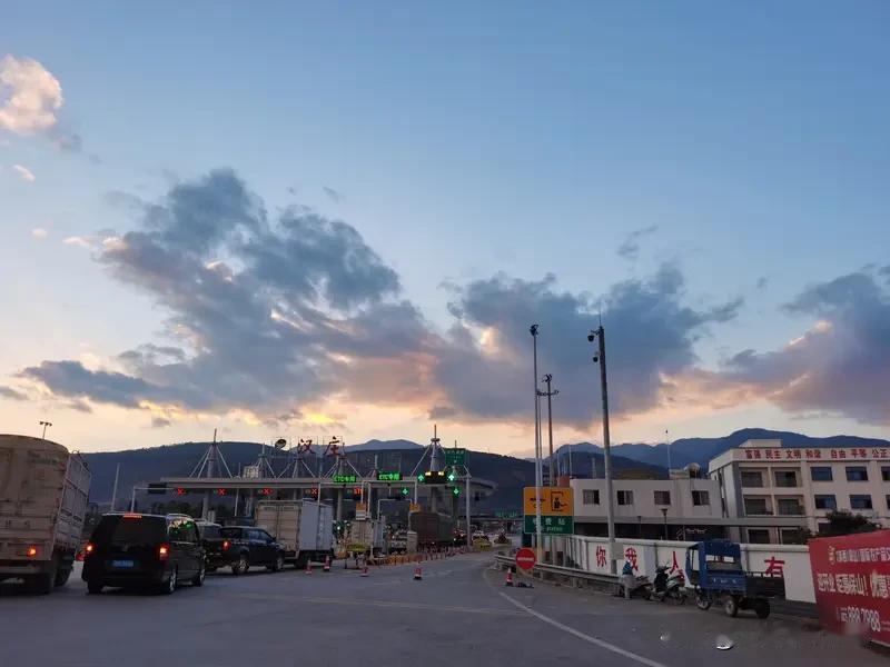 大理交通管理支队高速公路四大队交通管制信息提示：2月18日，双廊镇因举办新春