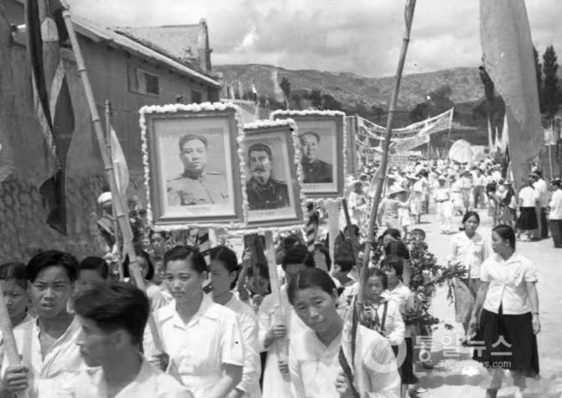 1953年7月朝鲜开城郡市民庆祝停战历史影像