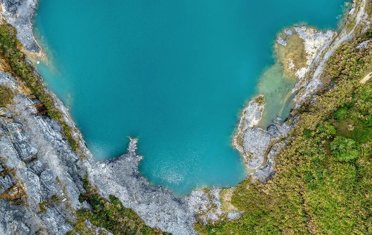 广东省肇庆市高要禄步佛仔前的这个矿山湖原是十几年前关停的石场。矿坑经十余年自然积
