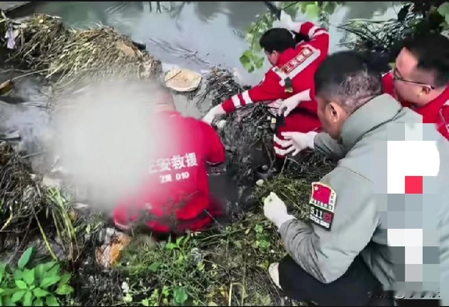 10月10日，济南市章丘区一救援现场，历经一天的搜救，一名落水男子的遗体被找到，