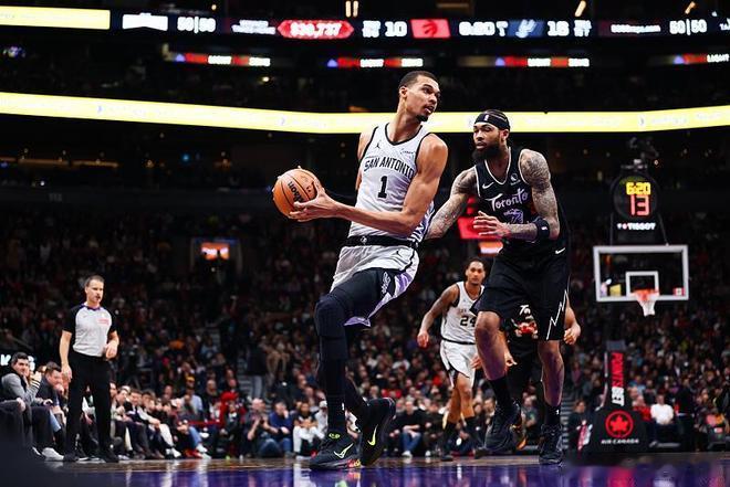 马刺十连胜北京时间2月26日，NBA常规赛马刺客场对阵猛龙，本场比赛文班亚马