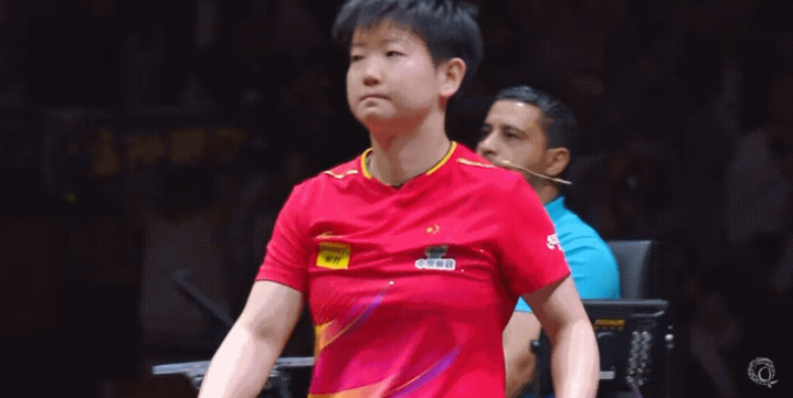 混双三冠没哭，女单冠军莎莎却哭了！莎莎应该是回想起来了巴黎，大家对她群起而攻之，