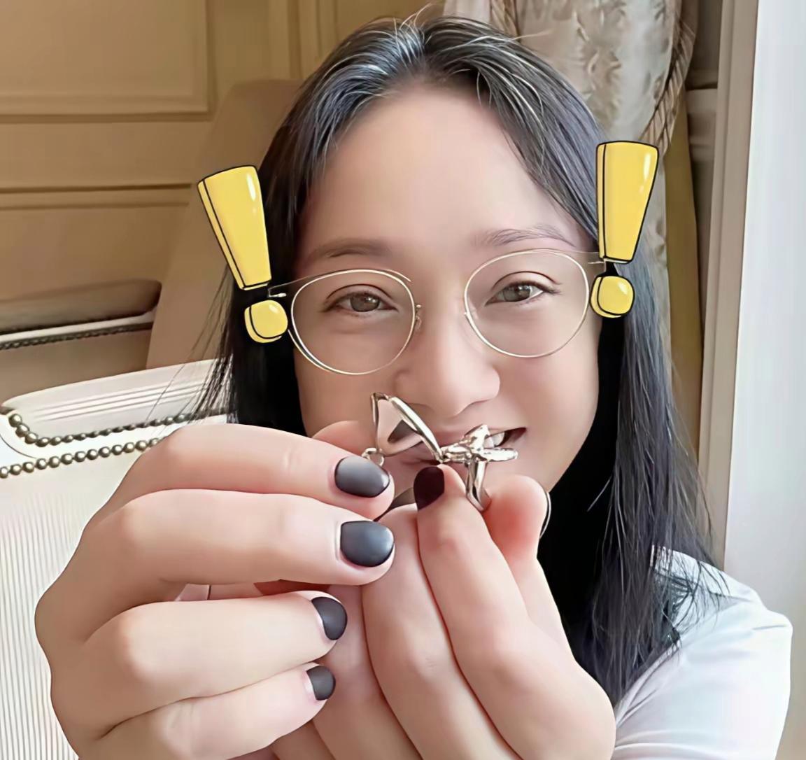 51岁的周迅，白头发多了，看上去好真实，好随意啊。