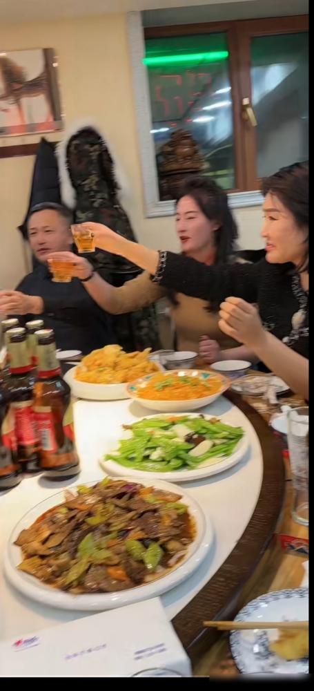 娇娇背后有人撑腰了，她和A8哥、正义哥和龙哥相聚在哈尔滨。娇娇一行六人在一家酒店