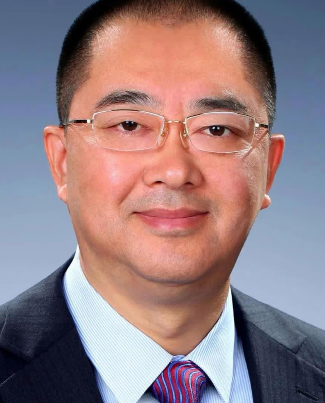 曾经恒大集团董事局二把手夏海钧，拿着2.7亿的天价年薪，每天能赚77万，简直就是
