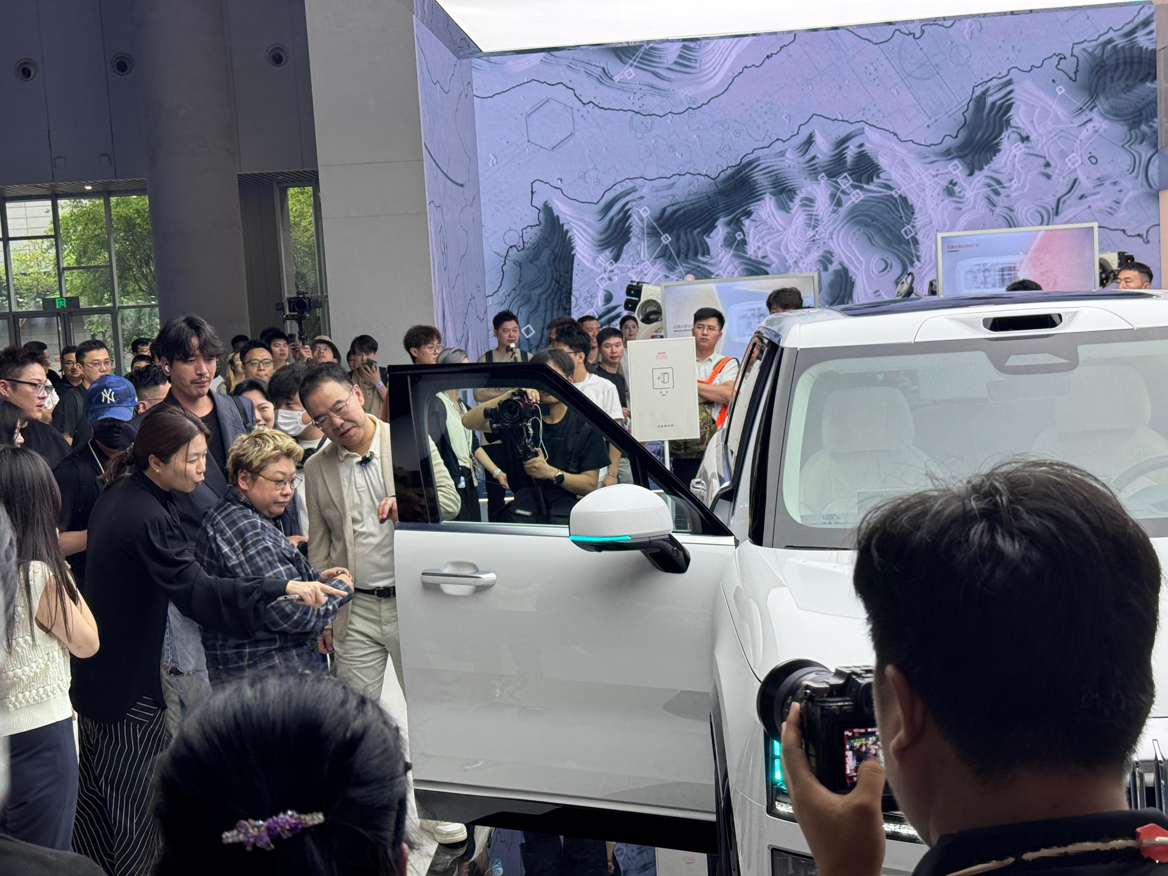 韩红亮相极氪汽车展台 在8月29日举办的2025成都车展上，现身极氪展台，在