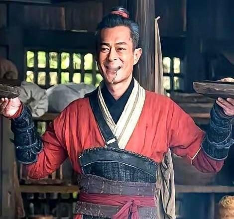 海报上白百何名字挤进林峯和宣萱中间那一刻，老粉集体心碎。他们熬夜重温古天乐版的