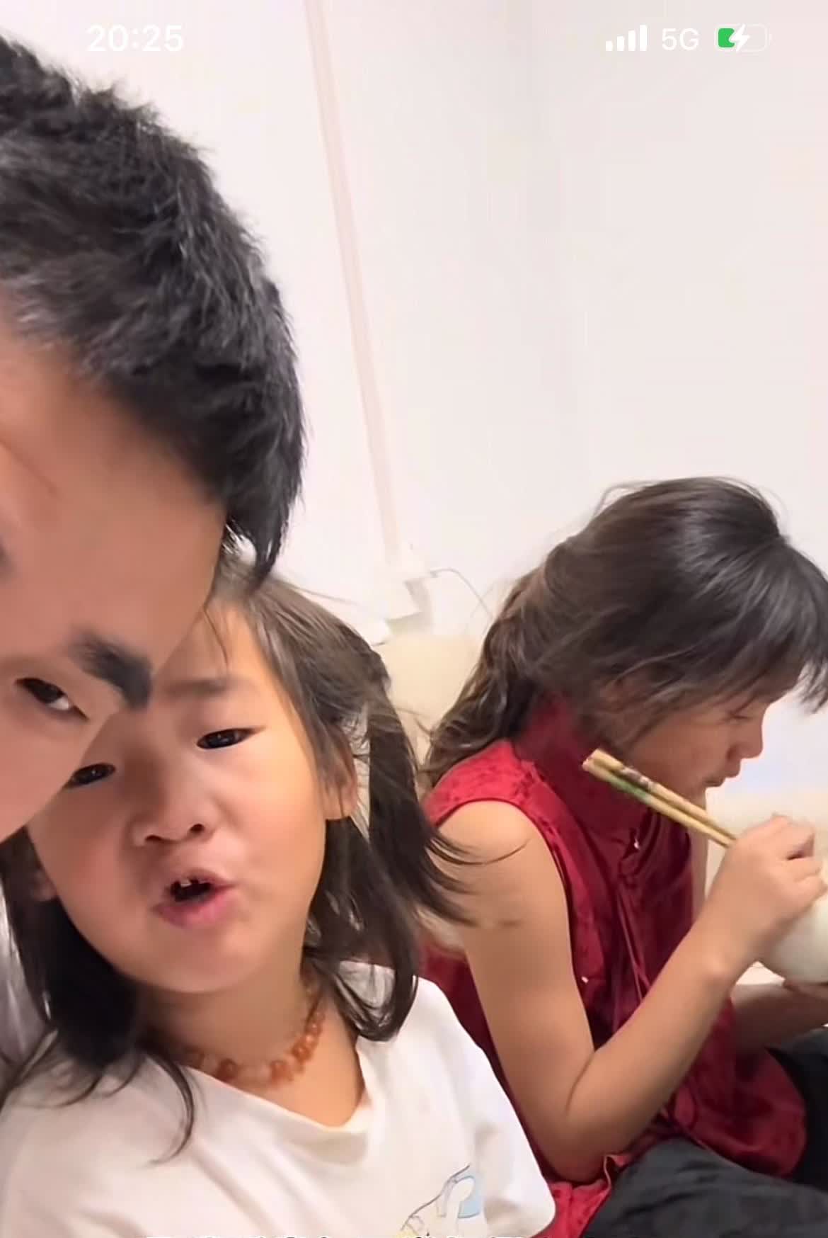 瑶瑶的哭跟阿杜一点关系都没有大家注意看，阿杜还没问瑶瑶想去哪玩的时候，她早就