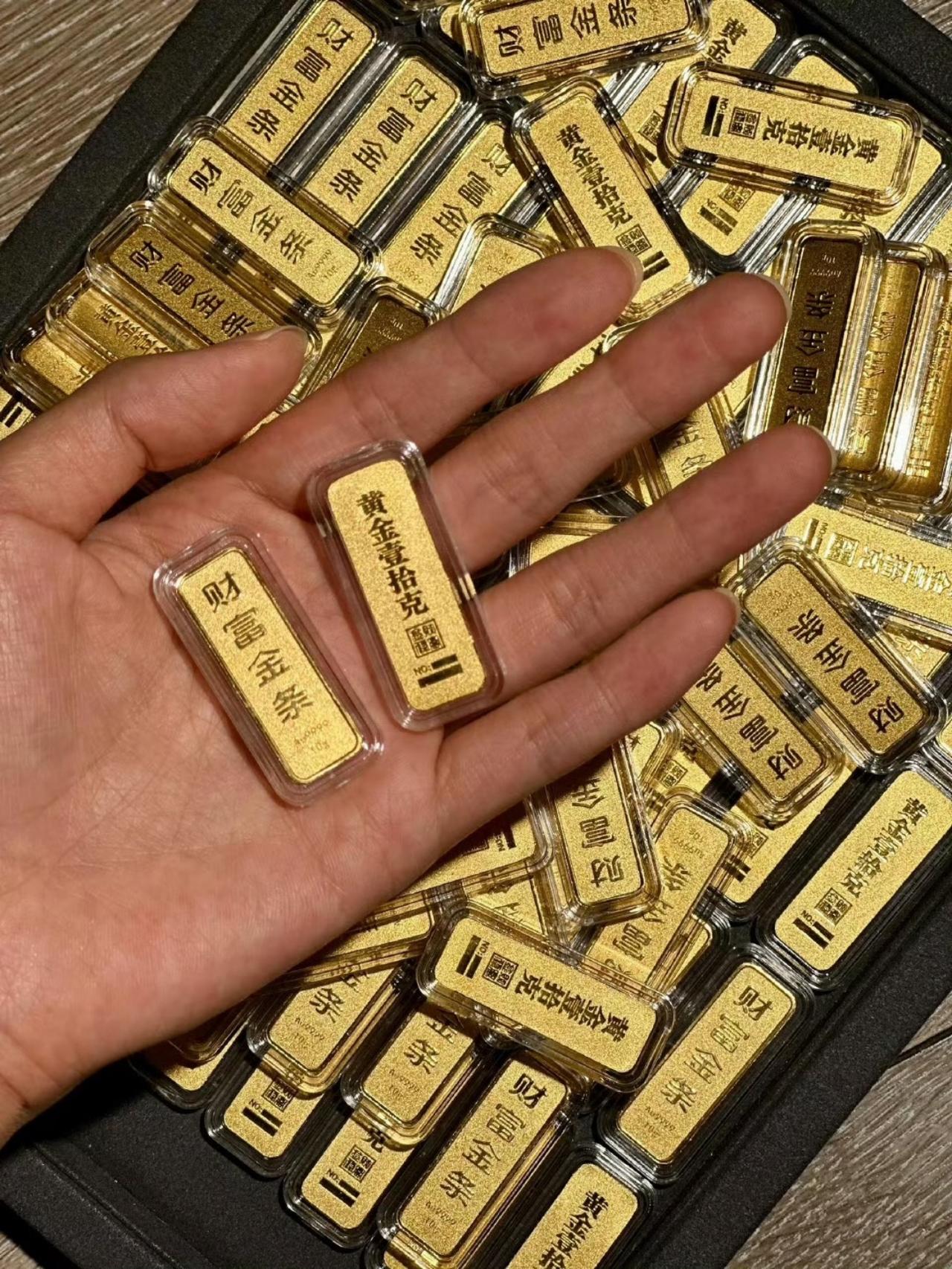 手里囤着黄金的朋友，今晚怕是要靠褪黑素才能安稳入睡了。前一日金价还维持在87