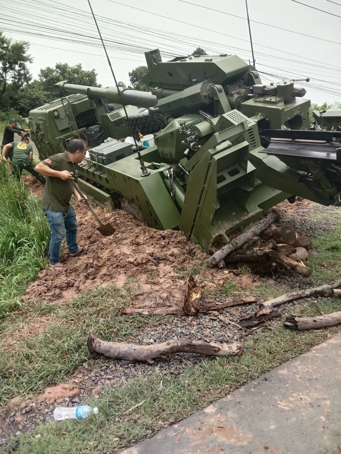 一辆泰国皇家陆军M758ATMG卡车炮陷车,这是一款泰国组装的155 mm