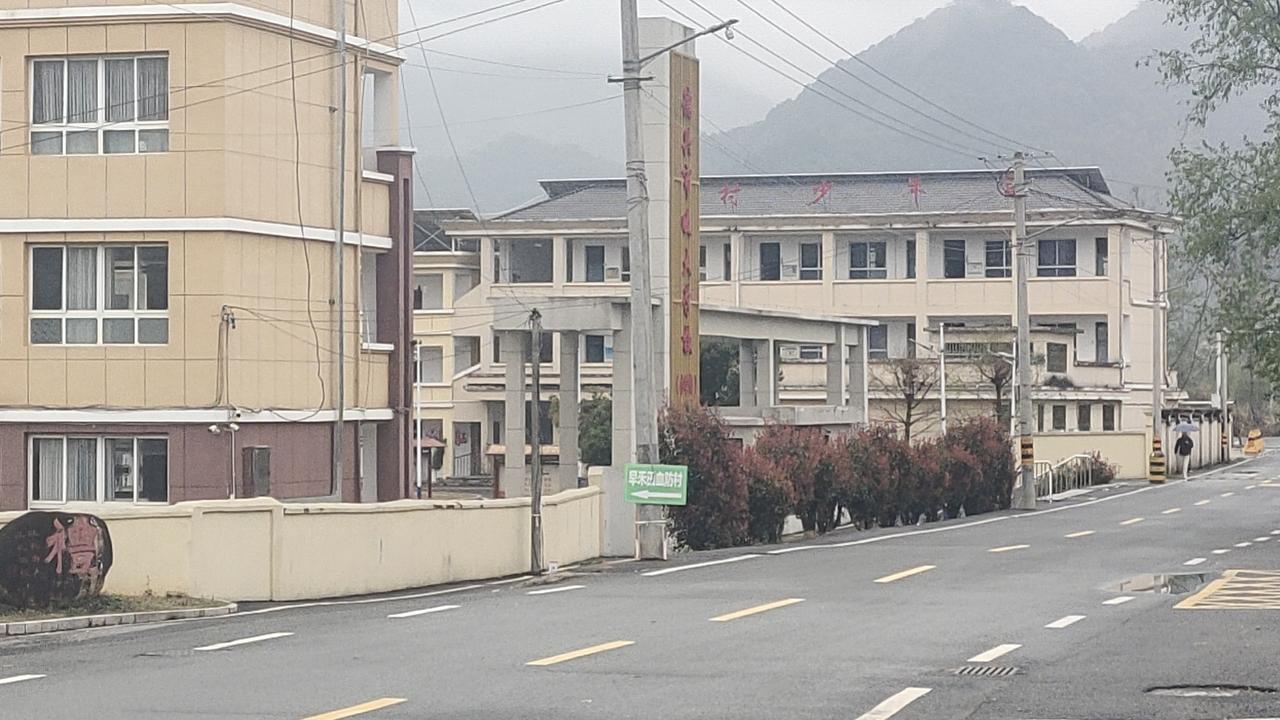 学过英语的人都清楚，英语的难点在于语法。依照英语教学大纲的要求，普通初等中学的学