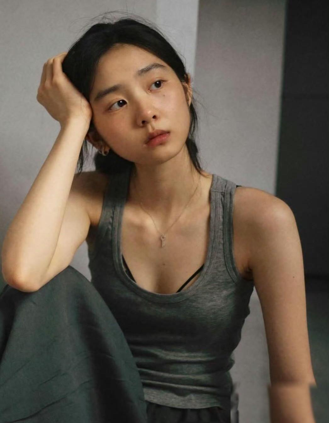 20岁黄多多，近照流出！6月10号，黄磊的大女儿黄多多凭着几张极其松弛的画面，