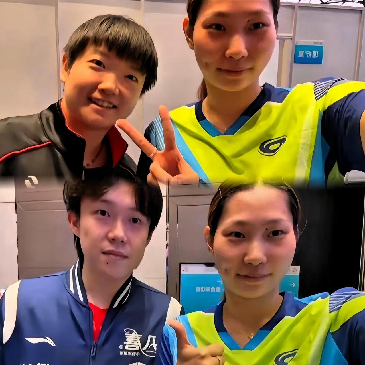 这张合照也太甜了吧！张缤月一晒出来，我第一眼就看见莎莎笑得像个小太阳，心