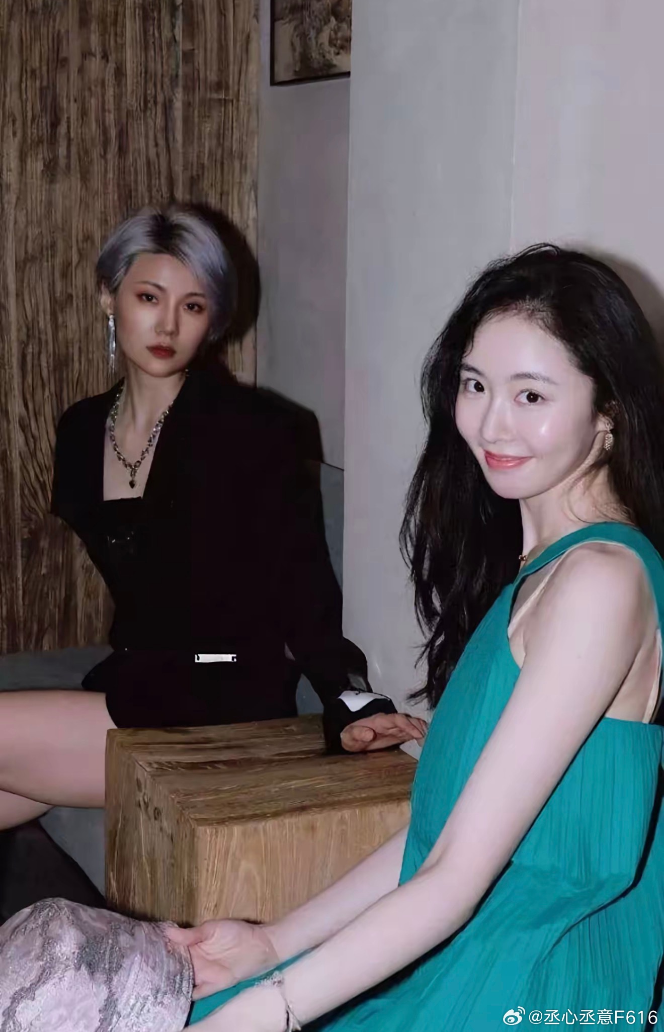 陈露旁边这女的叫王萌，当初就是她怂恿陈露去敲诈霍尊900万。陈露也是又蠢又傻，王