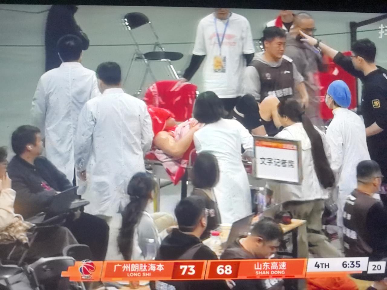 郭艾伦的受伤影响的只是他自己！一再的受伤表明:作为职业球员就应该好好的打球！科