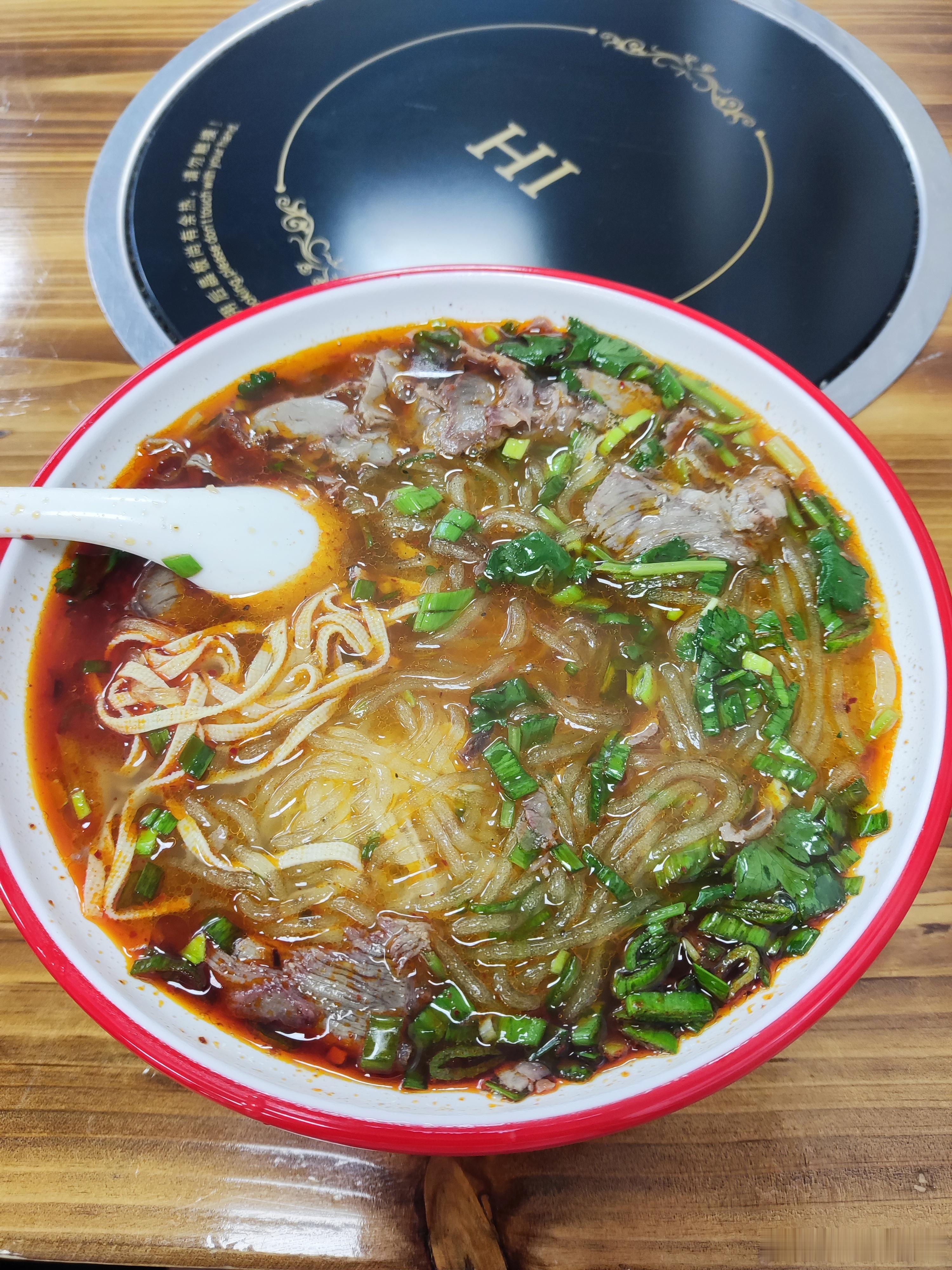 淮南牛肉汤!直接找了一家淮南牛肉汤，第一次吃，直接来了个套餐，牛肉汤+牛骨+烧饼