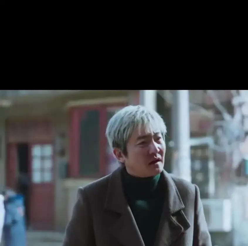 凌晨三点，你刷到一条热搜：老舅评分暴跌，评论区骂成战场。手指却停在播放键—