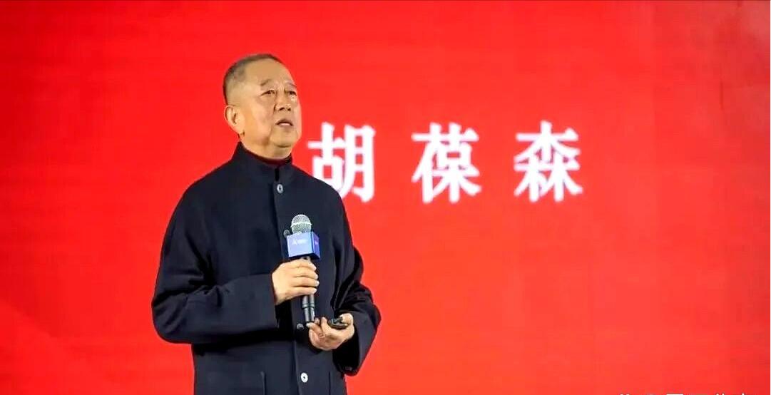 在卖掉《电影小镇》和《只有河南》之后，胡葆森似乎放弃了最后的体面，套现30亿准备