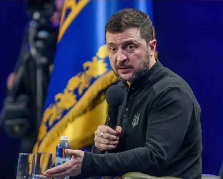 泽连斯基还是找不清自身定位！就在三角洲部队以雷霆手段带走马杜罗夫妇后，泽连斯基让