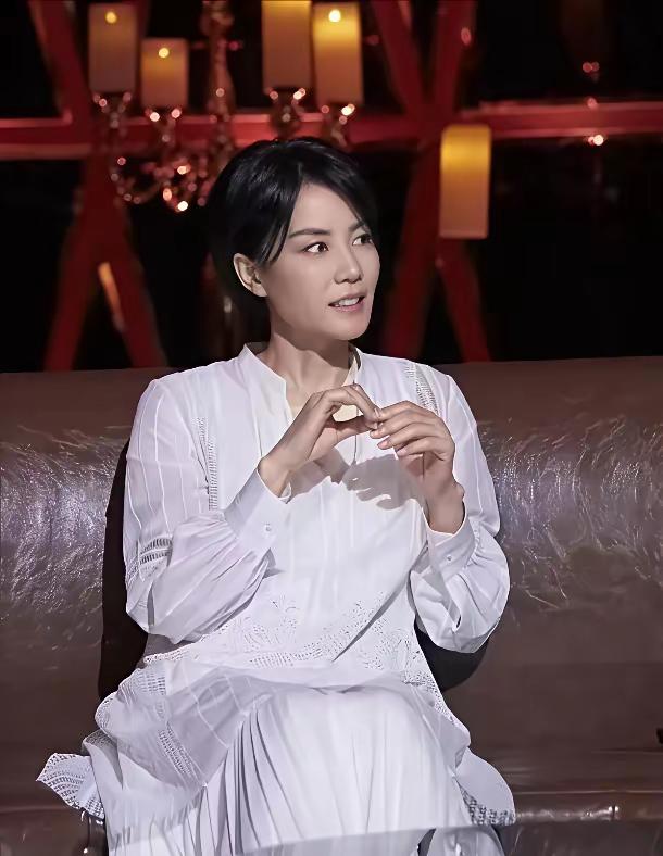 王菲这波操作，放现在看还是能让人拍大腿。97年拿着6000万港币签约费，那