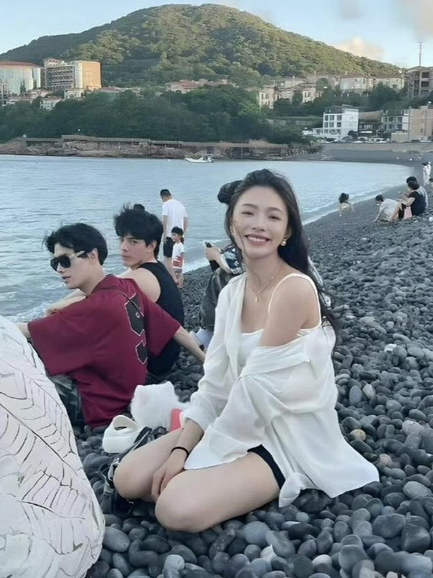 林允后面男的不知道这是明星吗？看一眼都不看