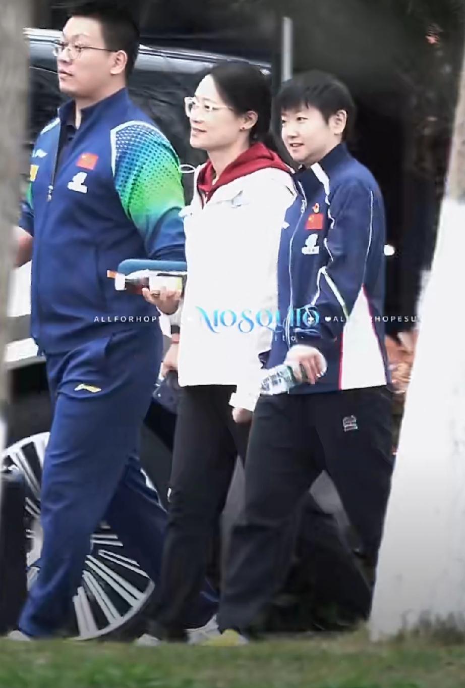 成都国乒训练基地，孙颖莎与体能教练王翔和女队医一起训练完体能后下训。莎莎手里还拿