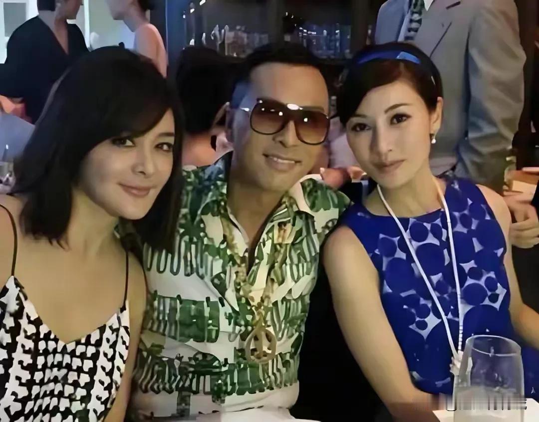 三位港星，左边穿吊带儿的美女眼神犀利，右边穿蓝色连衣裙的美女光彩照人，中间戴眼镜