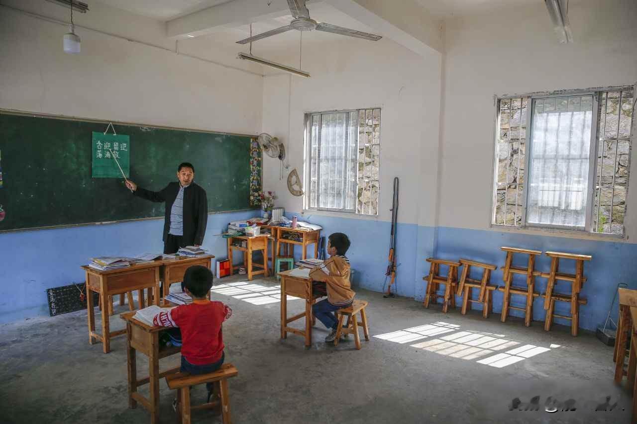 村小空了，城校挤爆了，谁在为孩子未来买单？河南一个村的小学，2025年只剩四