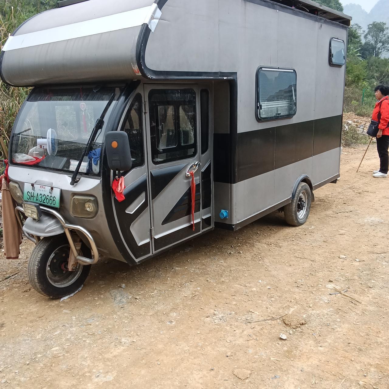 电动三轮房车旅行经济实惠，简约不简单登山途中我们遇见了一辆三轮房车。车