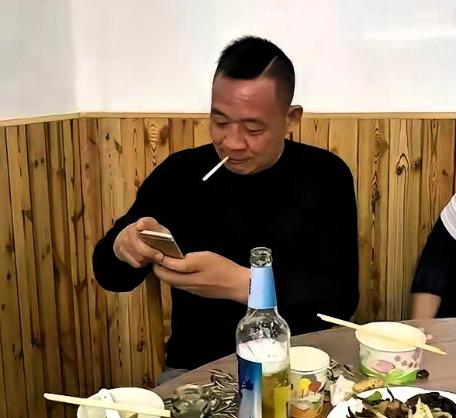 于东来有多少钱，我压根不在乎。他顿顿吃三百八还是三千八，我也没兴趣打听。