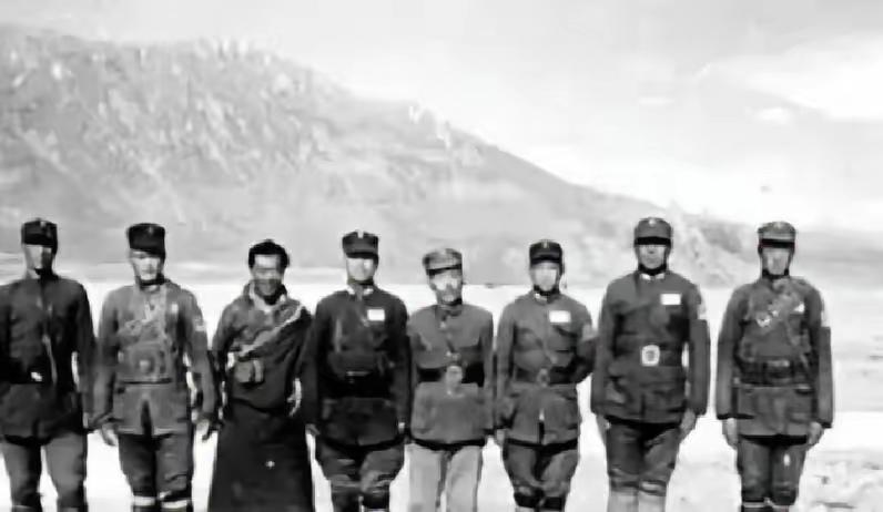 1950年，解放军在新疆南部竟然发现一处岗哨，走过去一看居然还有八个骨瘦如柴的中