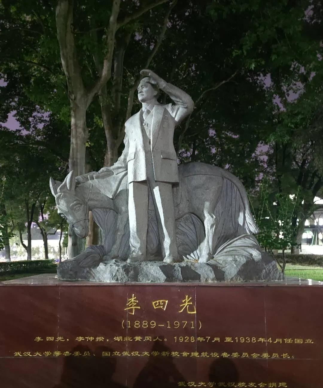 去年5月，到武汉旅游，住的宾馆就在武汉大学对面，晚上从宿舍区那个小门就可以进入。