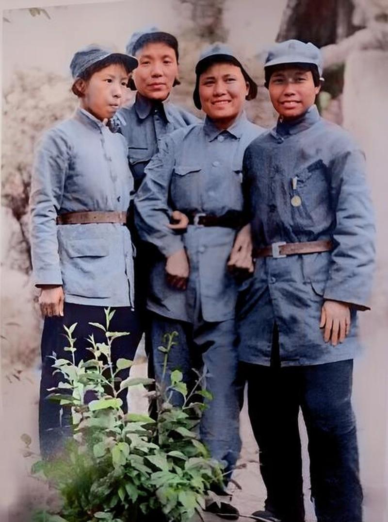 红军有条纪律,女兵不许恋爱,恋爱不许结婚,结婚不许怀孕。1934年10月长征