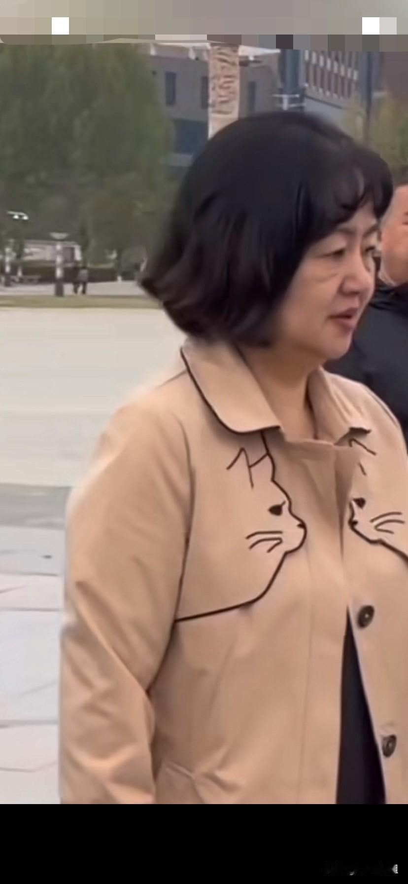 真不敢相信这是央视著名少儿主持人鞠萍姐姐！也这么老了！时间可太快了，那个曾经和