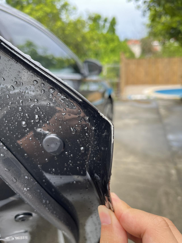 车门漏喷漆可以索赔吗一开始以为是开门磕碰的，后面问了修车师傅说是出厂时没喷到位