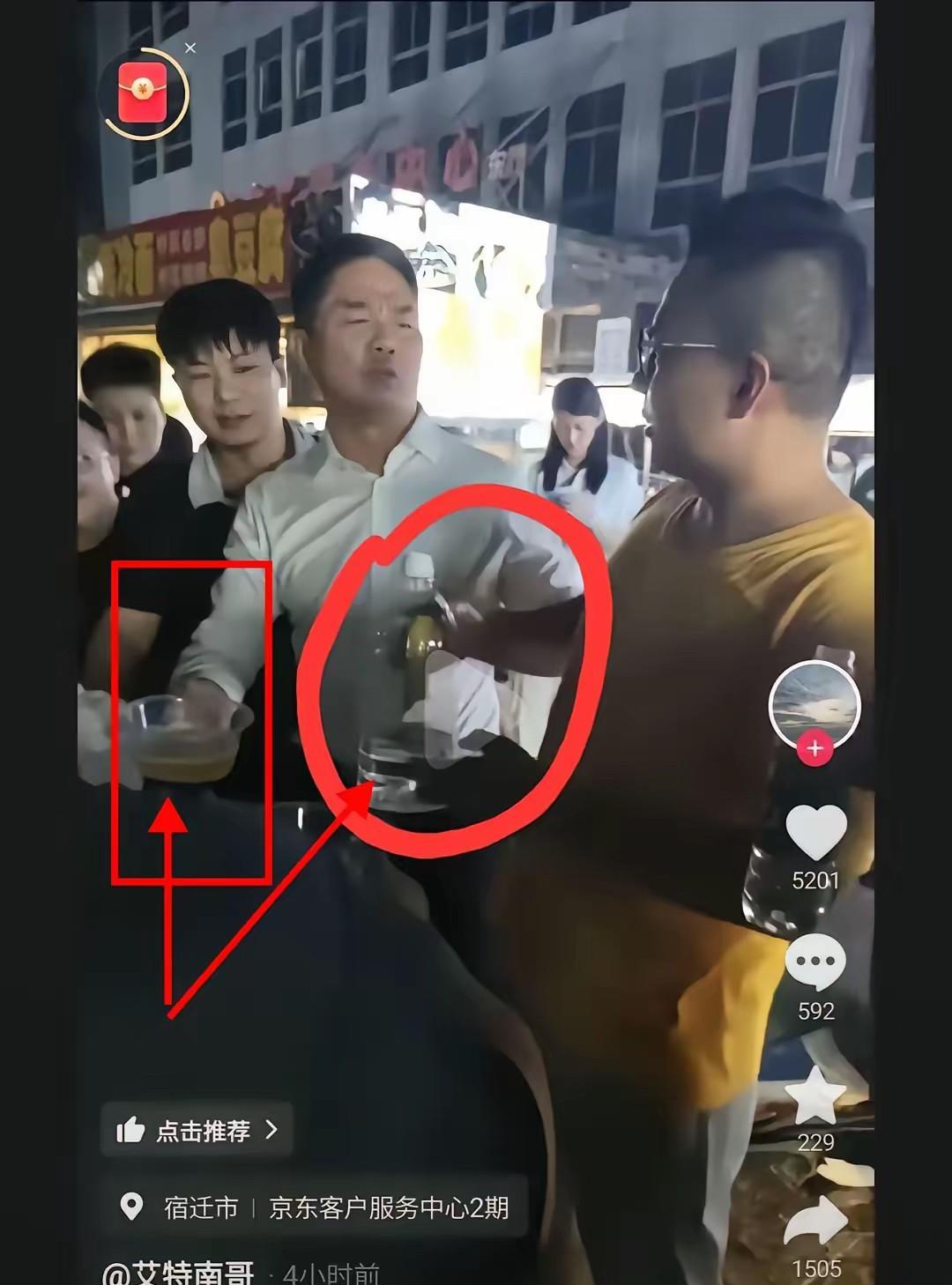好家伙！刘强东回宿迁老家，不去大酒店，半夜直接扎进夜市大排档！这位千亿大佬抄起塑
