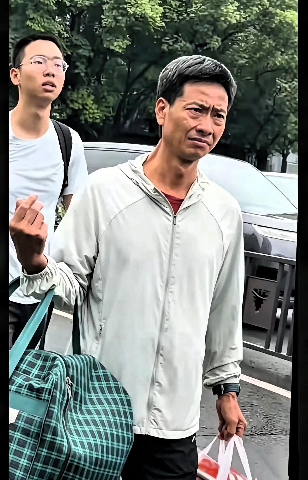 浙大开学现场，本该是全家扬眉吐气的大喜日子，可这位送孩子报到的父亲，却让人看着心