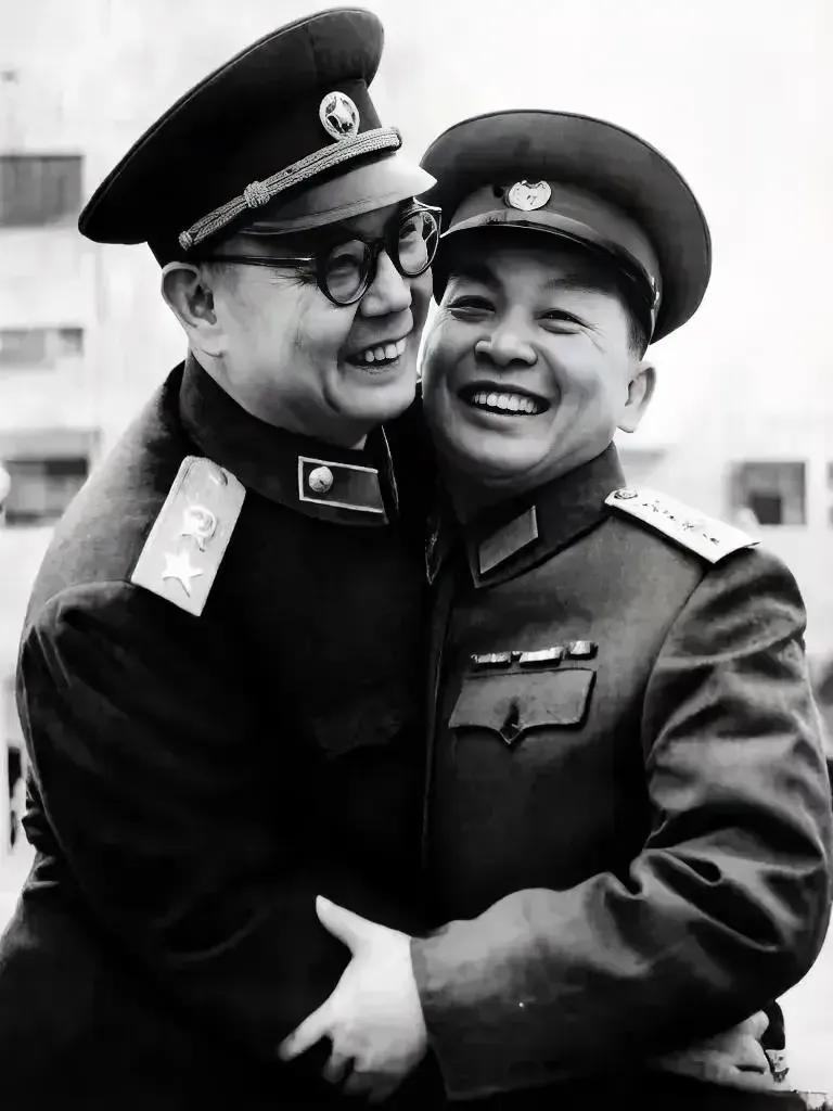 这是1961年12月15日，叶剑英元帅和武元甲大将(右)在河内机场上的热烈拥抱。