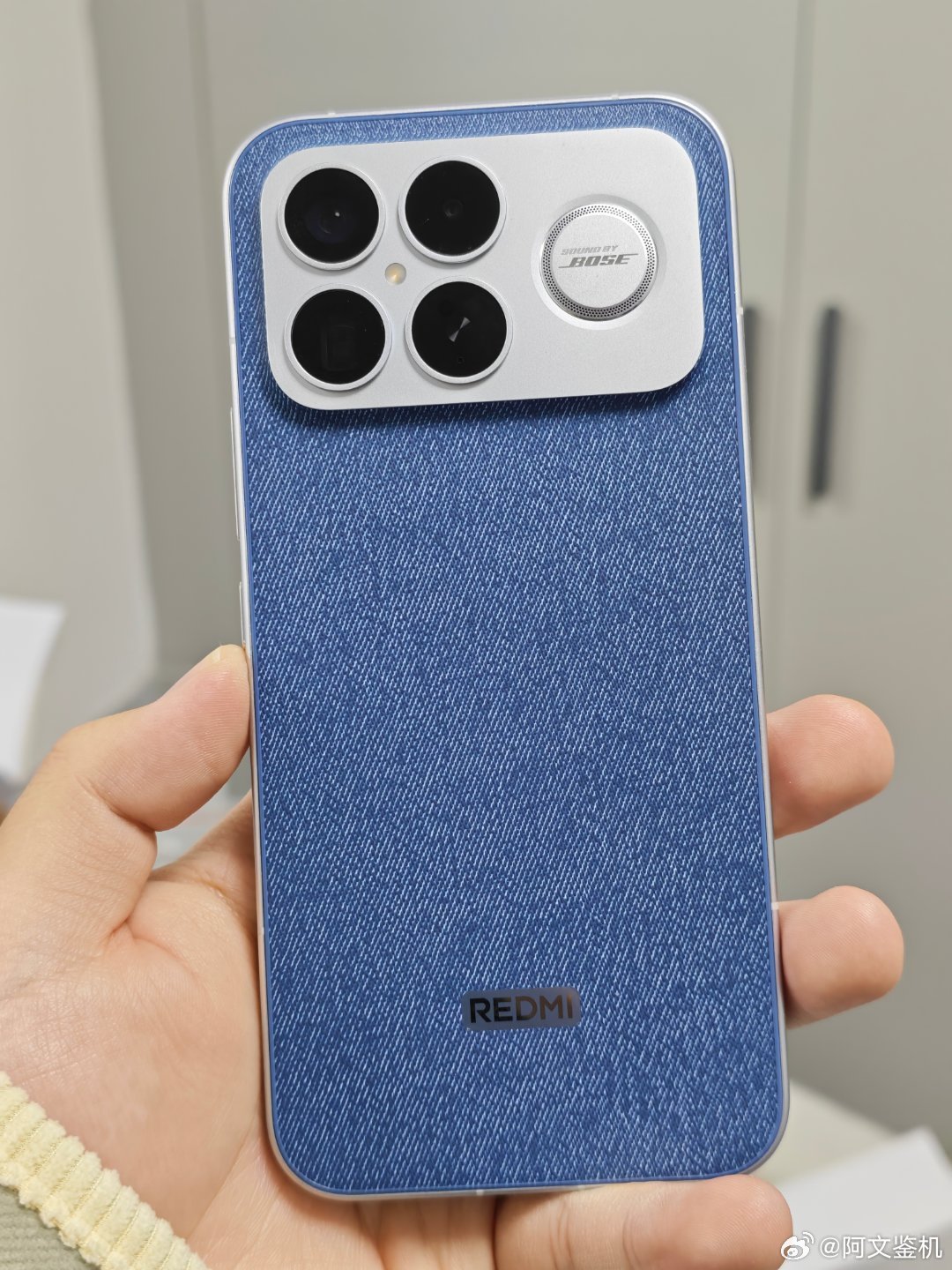 收到一台红米K90ProMax，这质感确实有点像皮裤，拿在手上非常不错，这整