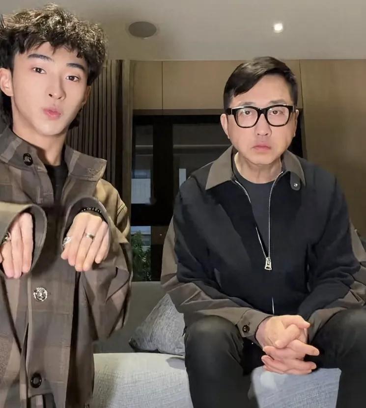 恩利跟着爸爸庾澄庆过年，秦昊带着女儿米粒回沈阳老家过年，伊能静过年上春晚要工作，