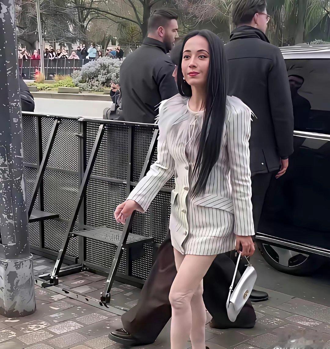 蔡依林这身‌材比例也太离谱‌﻿了，⁠跟‌偷‌‏穿了妈妈﻿﻿﻿的高跟鞋似‎‎⁠的，脸还没老‍⁠⁠，腿倒